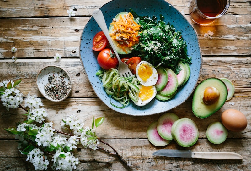 Plato con alimentos frescos y equilibrados