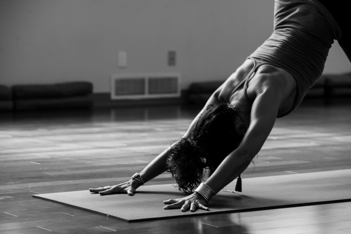 Persona practicando posturas de yoga con concentración